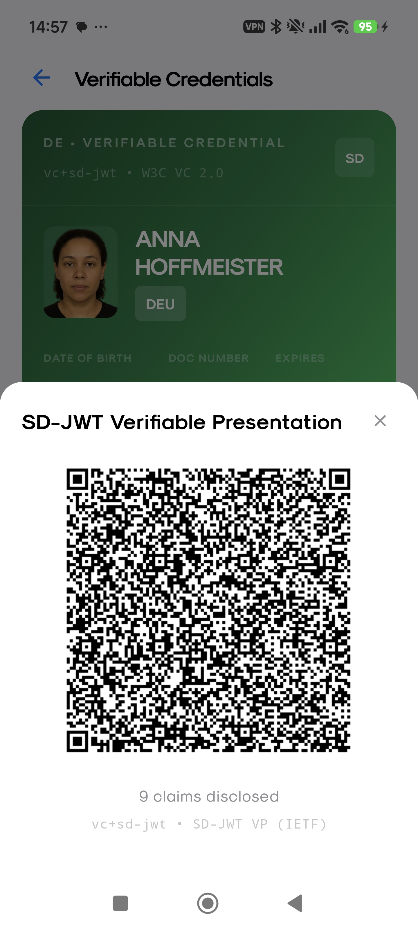 W3C Verifiable Credential presentation with QR code and selective disclosure